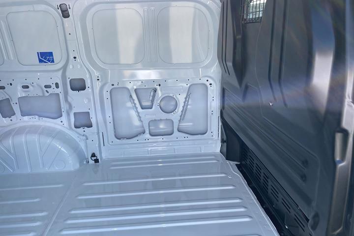 Hvid Ford Transit Custom fra 2025