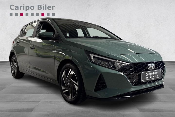 Grøn Hyundai i20 fra 2022 set udefra