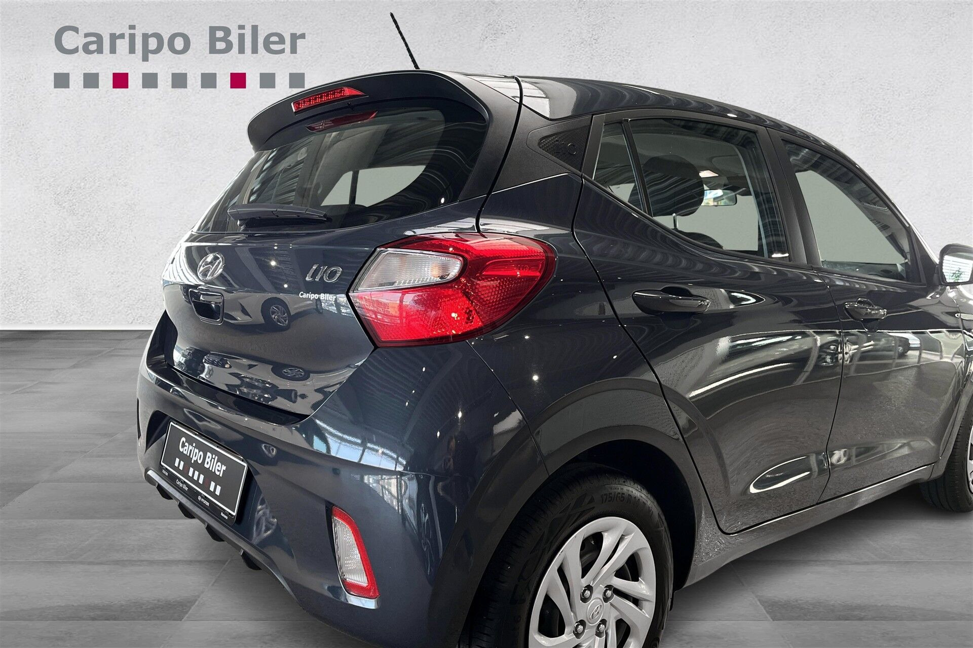 Grå Hyundai i10 fra 2023