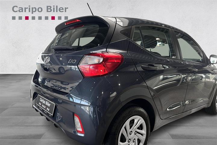 Grå Hyundai i10 fra 2023