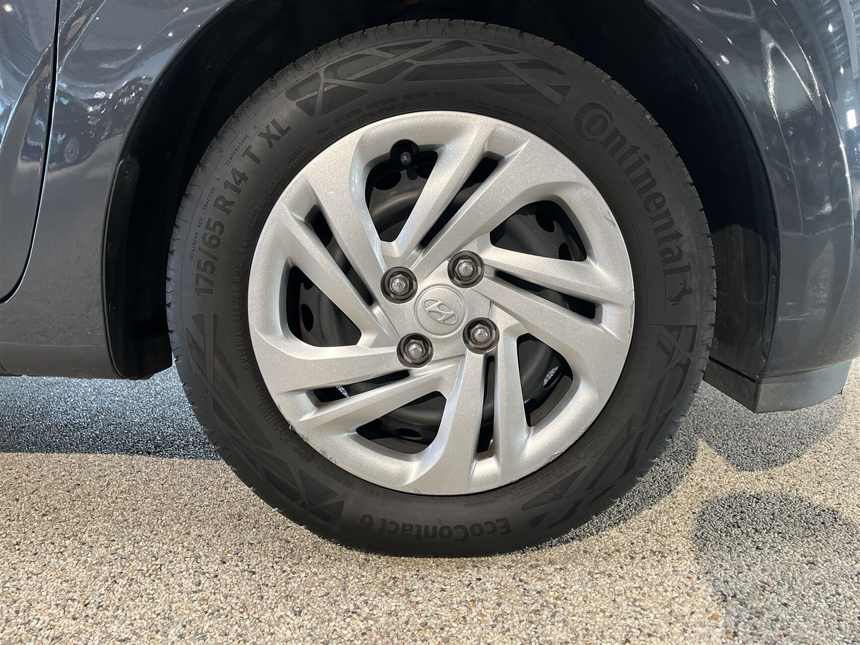 Grå Hyundai i10 fra 2023