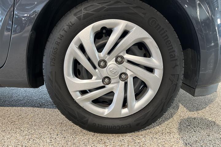 Grå Hyundai i10 fra 2023