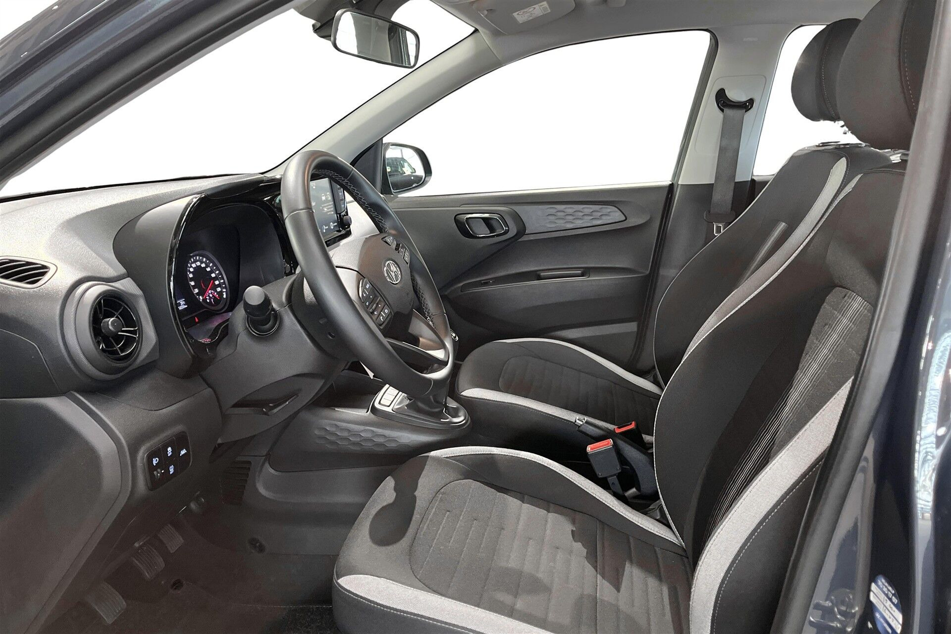 Grå Hyundai i10 fra 2023