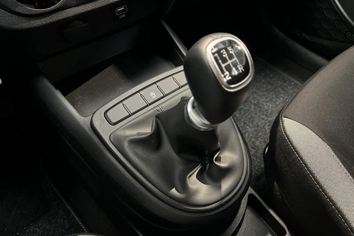 Grå Hyundai i10 fra 2023