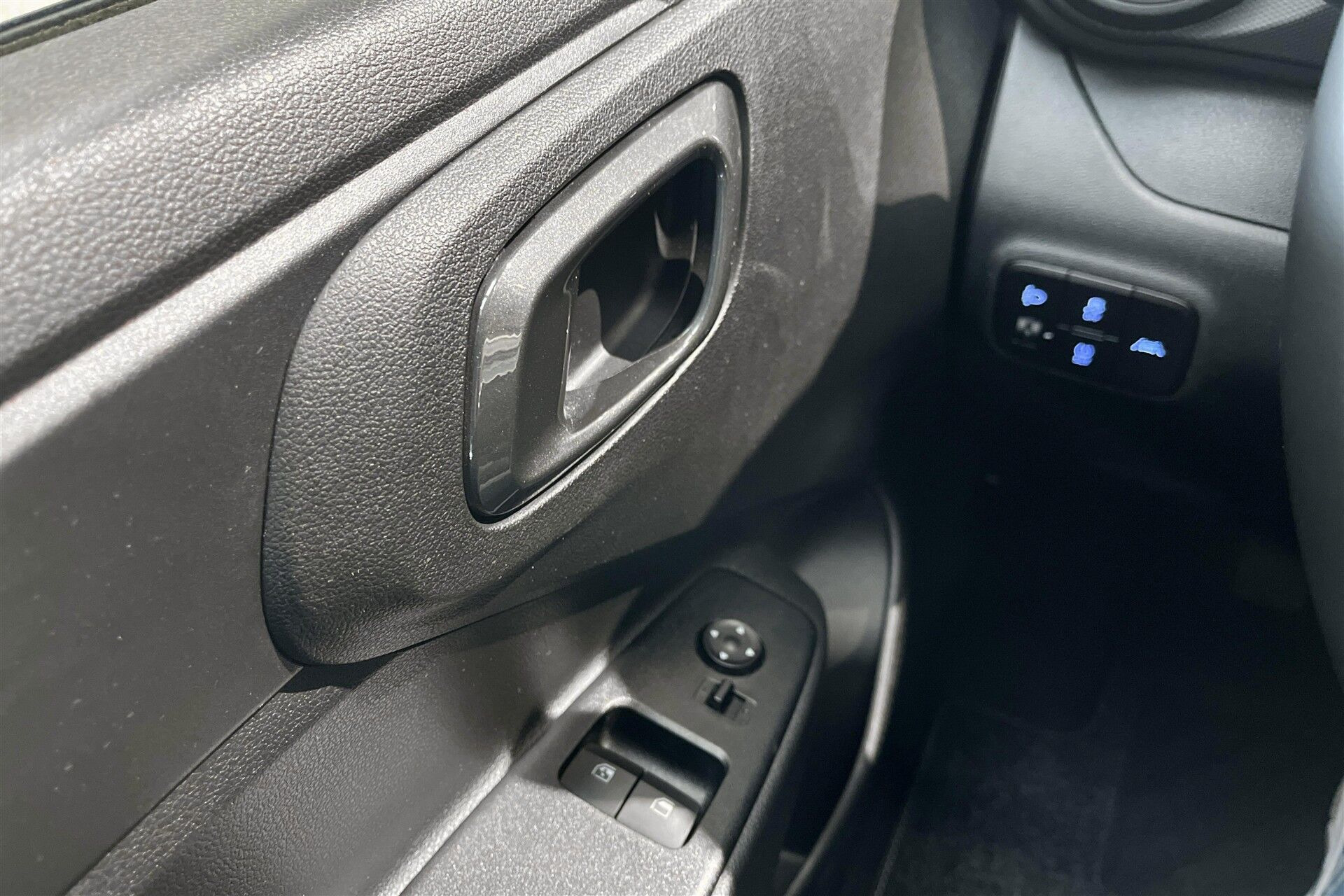 Grå Hyundai i10 fra 2023