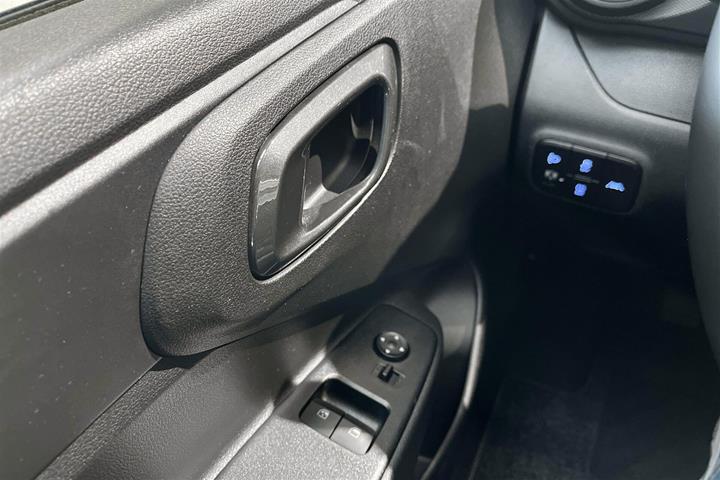 Grå Hyundai i10 fra 2023