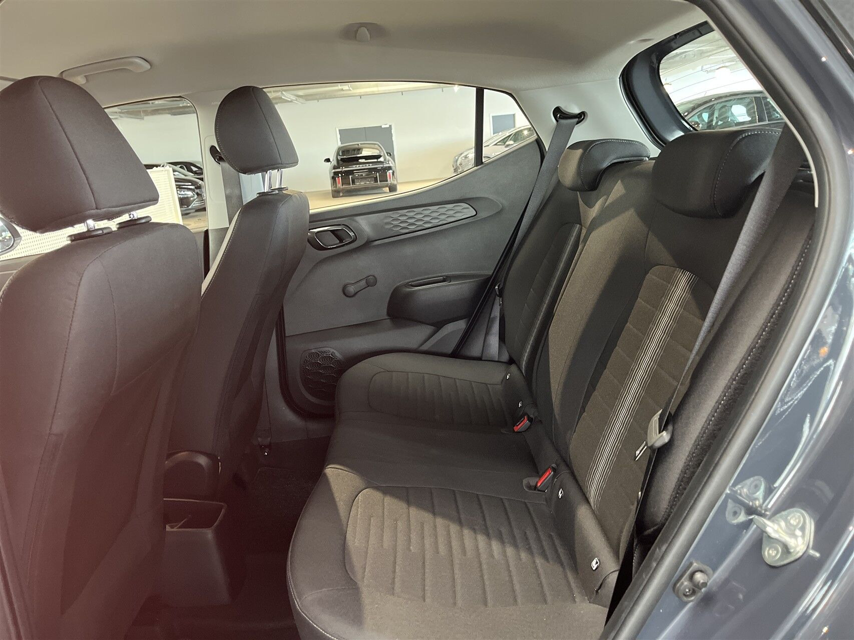 Grå Hyundai i10 fra 2023