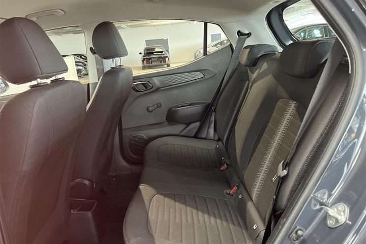 Grå Hyundai i10 fra 2023