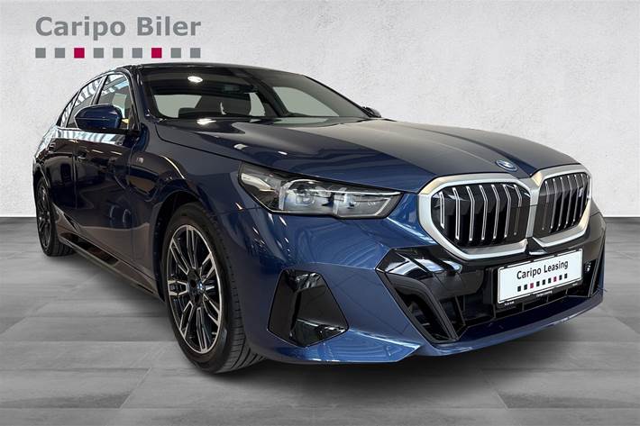 Blå BMW i5 fra 2025 set udefra