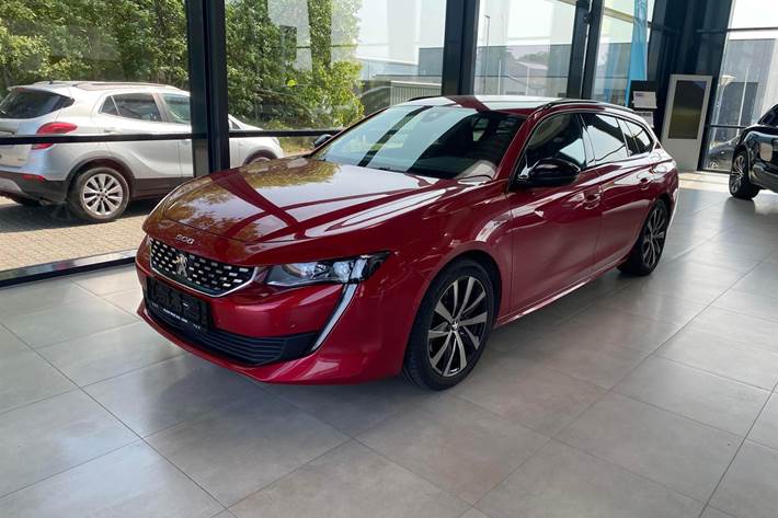 Rød Peugeot 508 fra 2020 set udefra