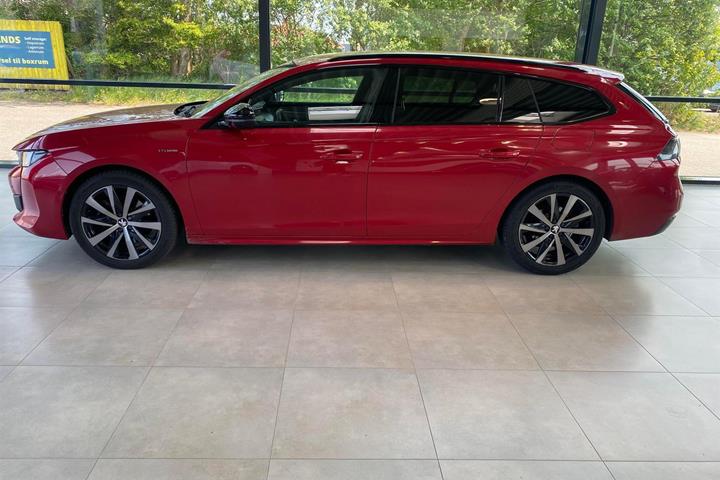 Rød Peugeot 508 fra 2020