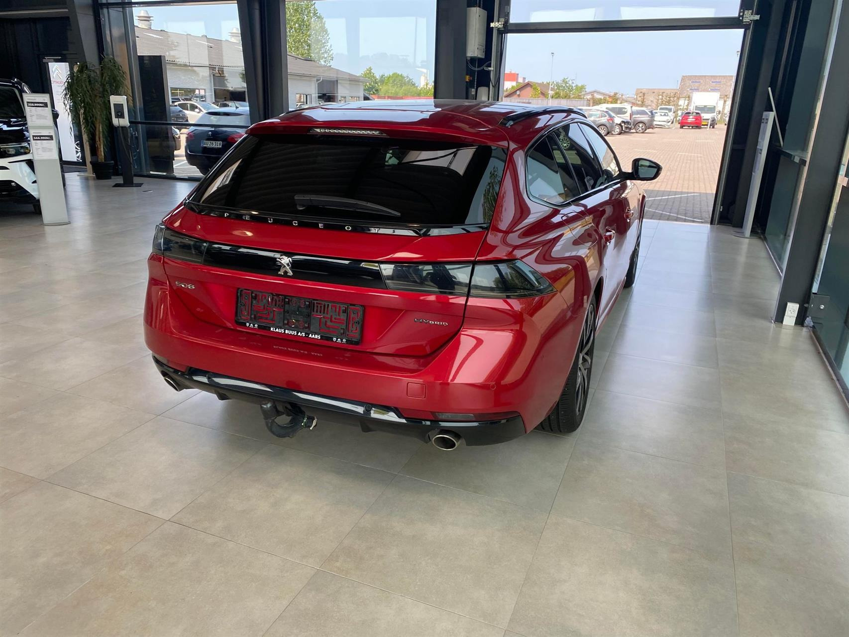 Rød Peugeot 508 fra 2020