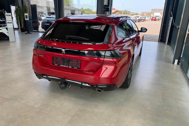 Rød Peugeot 508 fra 2020