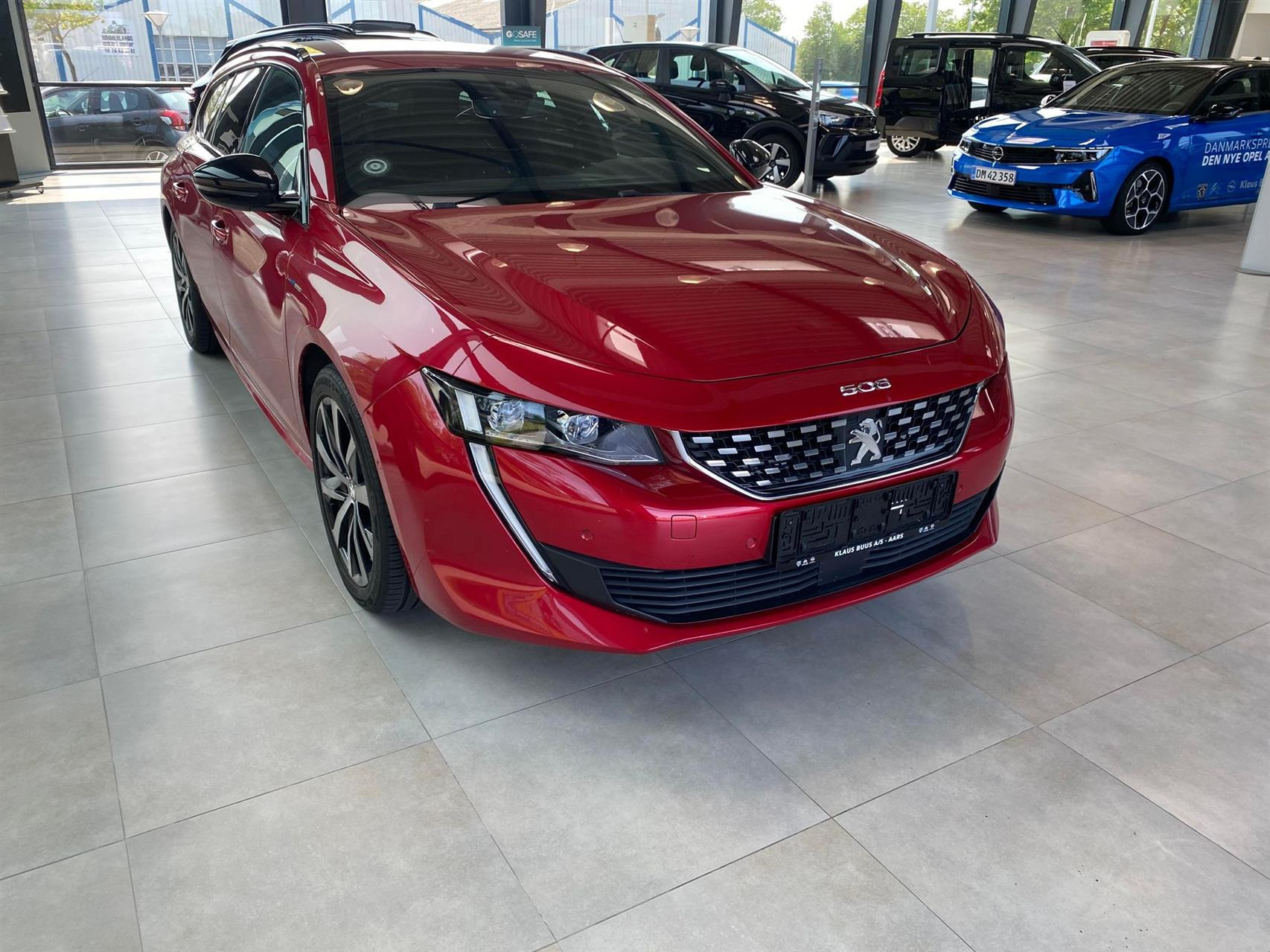 Rød Peugeot 508 fra 2020