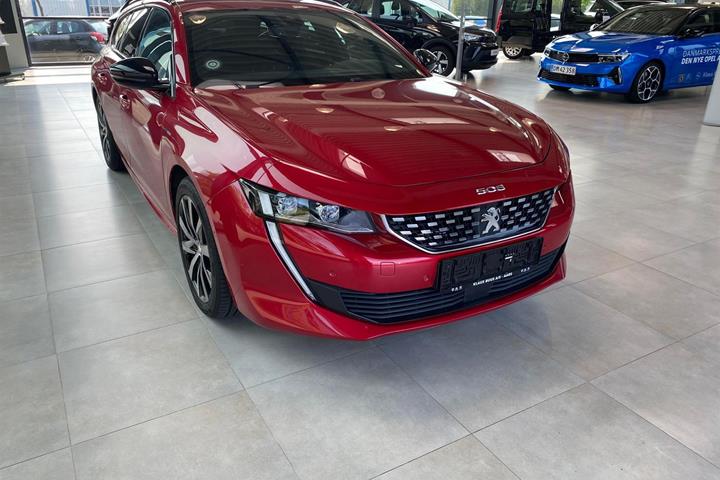 Rød Peugeot 508 fra 2020