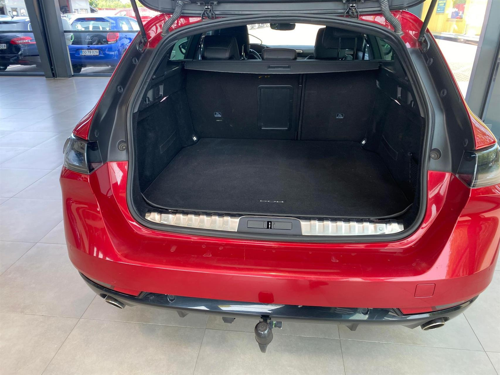 Rød Peugeot 508 fra 2020