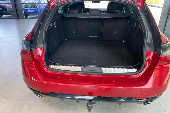 Rød Peugeot 508 fra 2020
