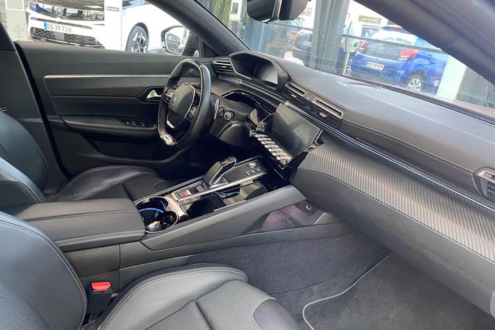 Rød Peugeot 508 fra 2020