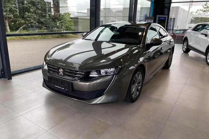Grå Peugeot 508 fra 2021 set udefra