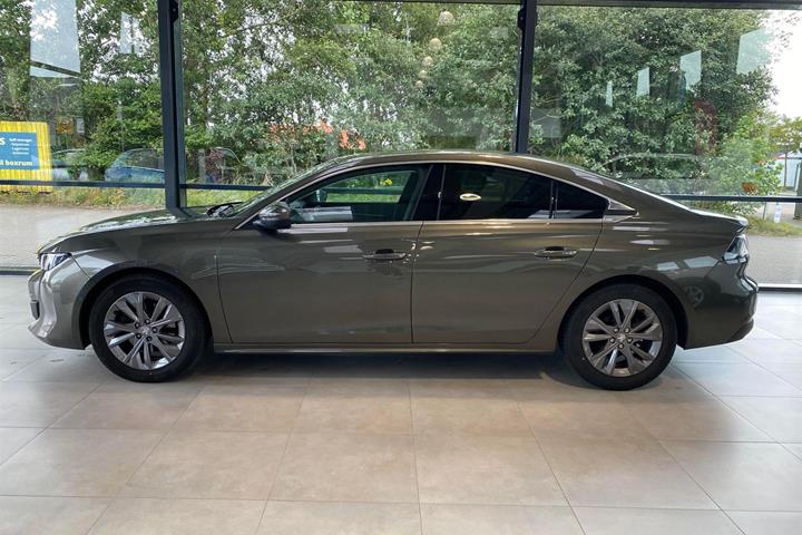 Grå Peugeot 508 fra 2021