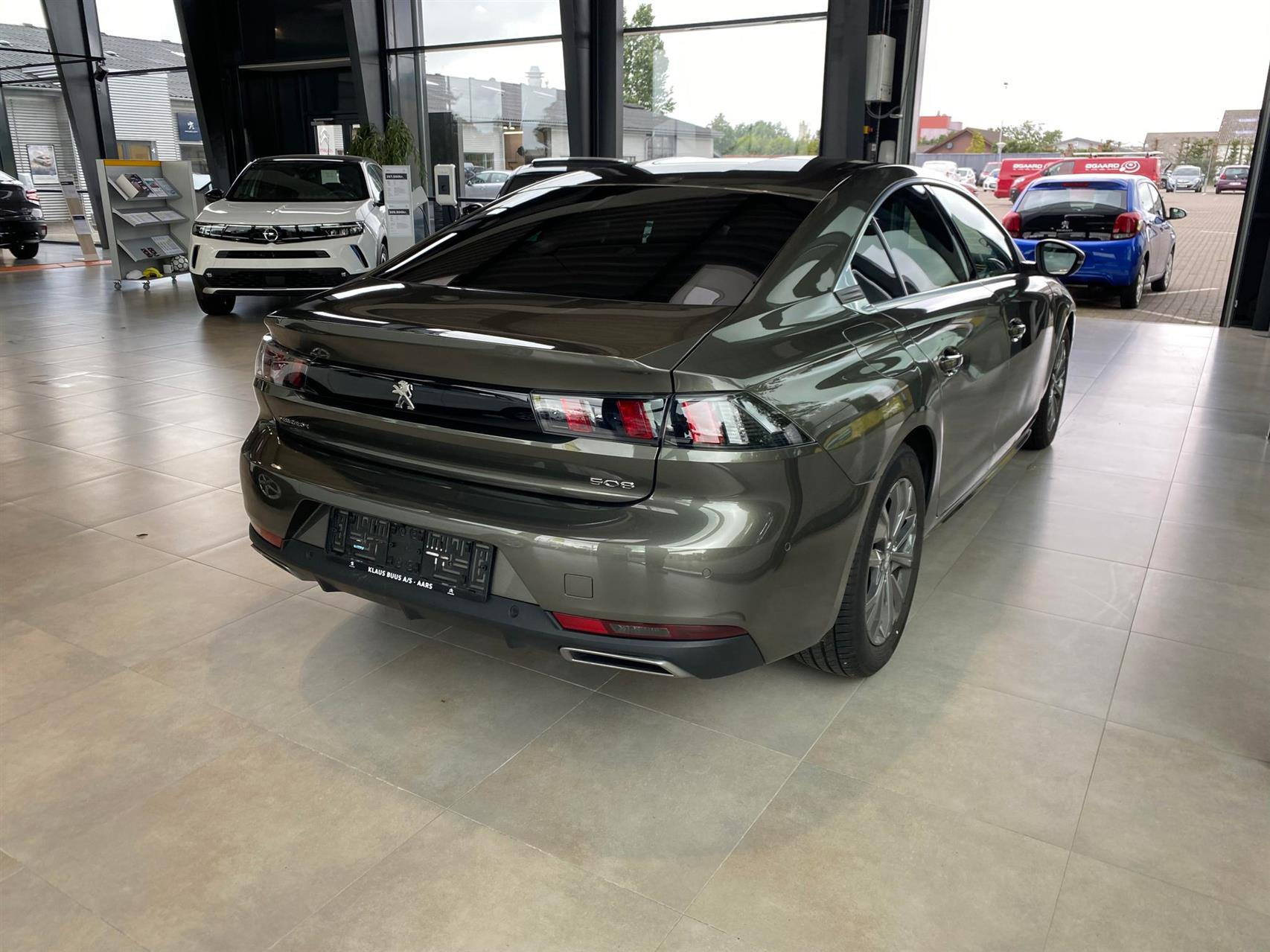 Grå Peugeot 508 fra 2021