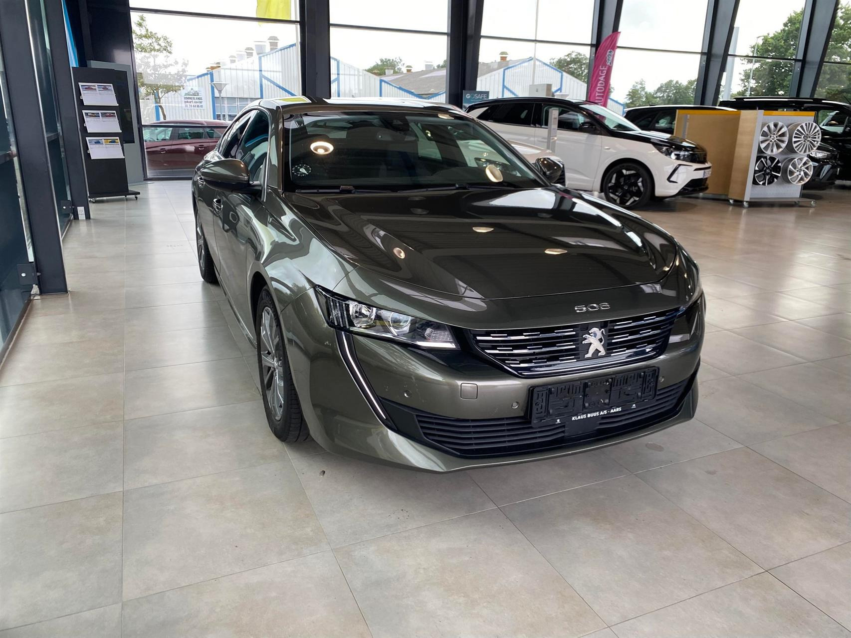 Grå Peugeot 508 fra 2021