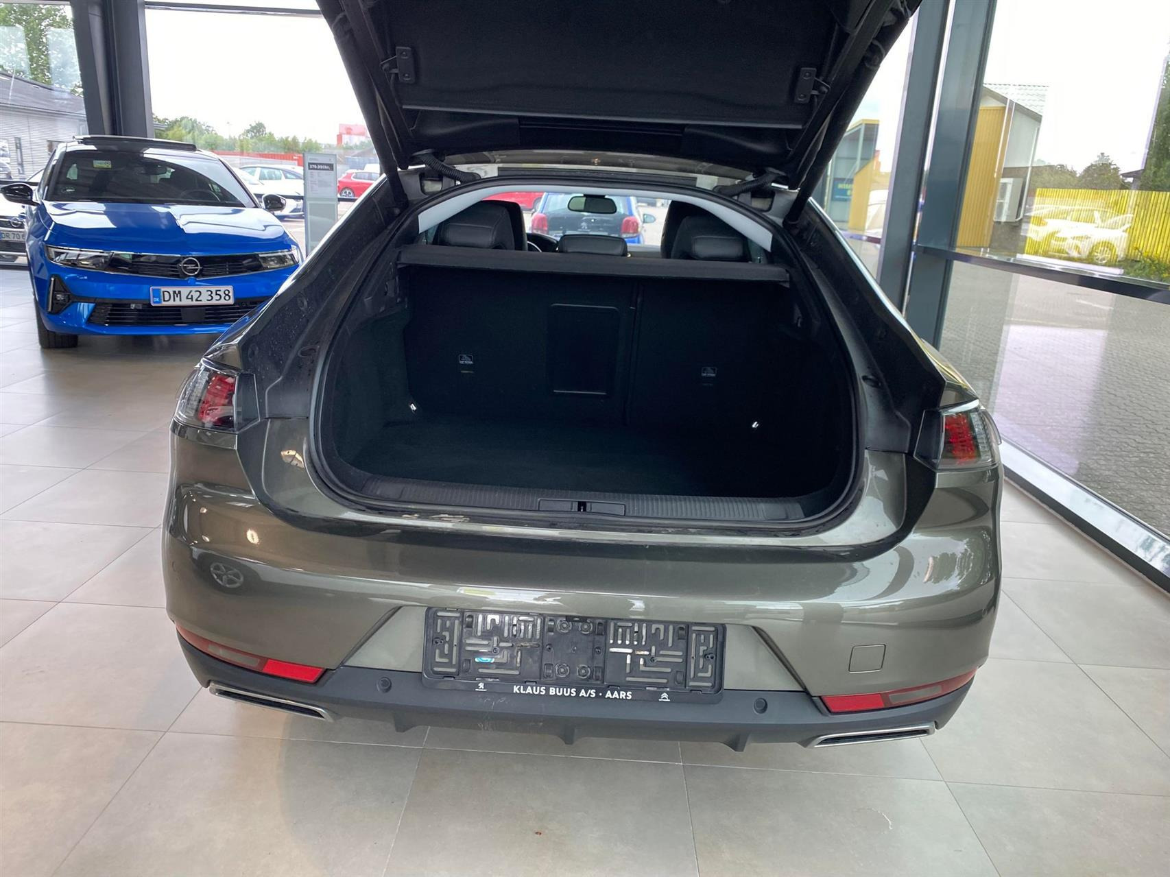 Grå Peugeot 508 fra 2021