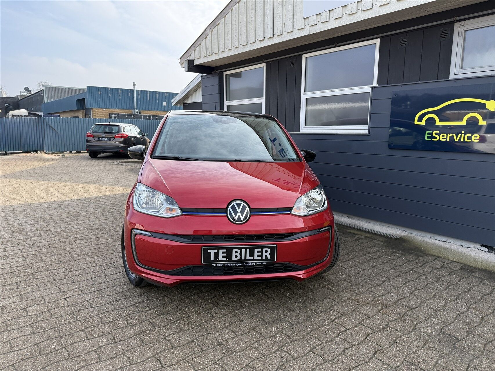 Rød VW e-up fra 2023 set udefra