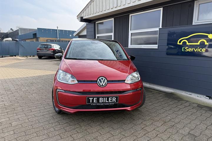 Rød VW e-up fra 2023 set udefra