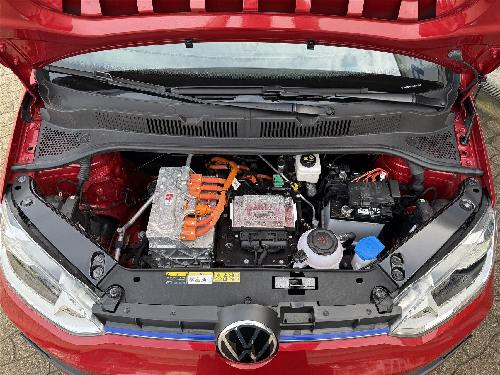 Rød VW e-up fra 2023 set udefra