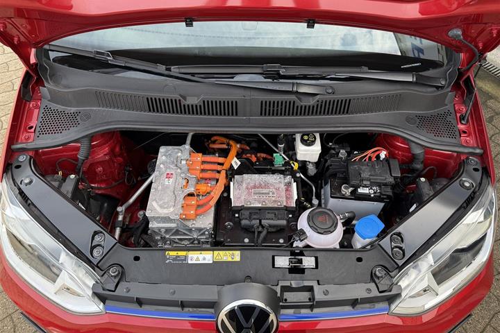 Rød VW e-up fra 2023 set udefra