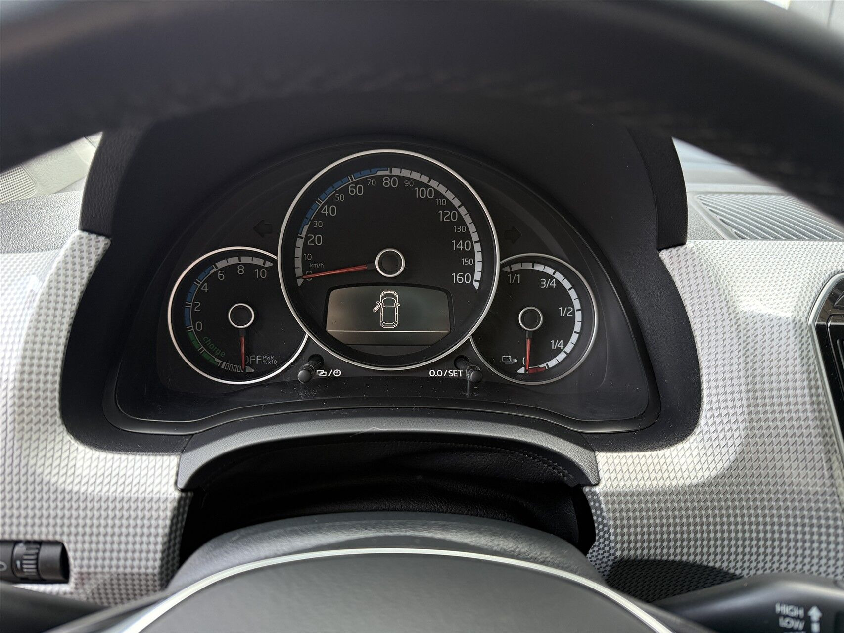 Rød VW e-up fra 2023 set indefra