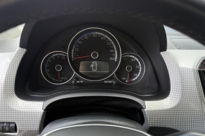 Rød VW e-up fra 2023 set indefra