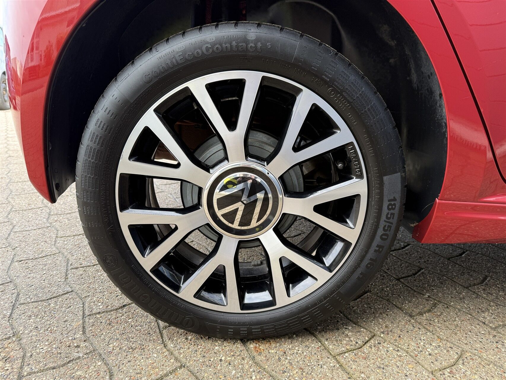 Rød VW e-up fra 2023 set udefra