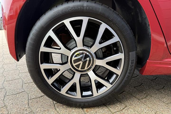 Rød VW e-up fra 2023 set udefra