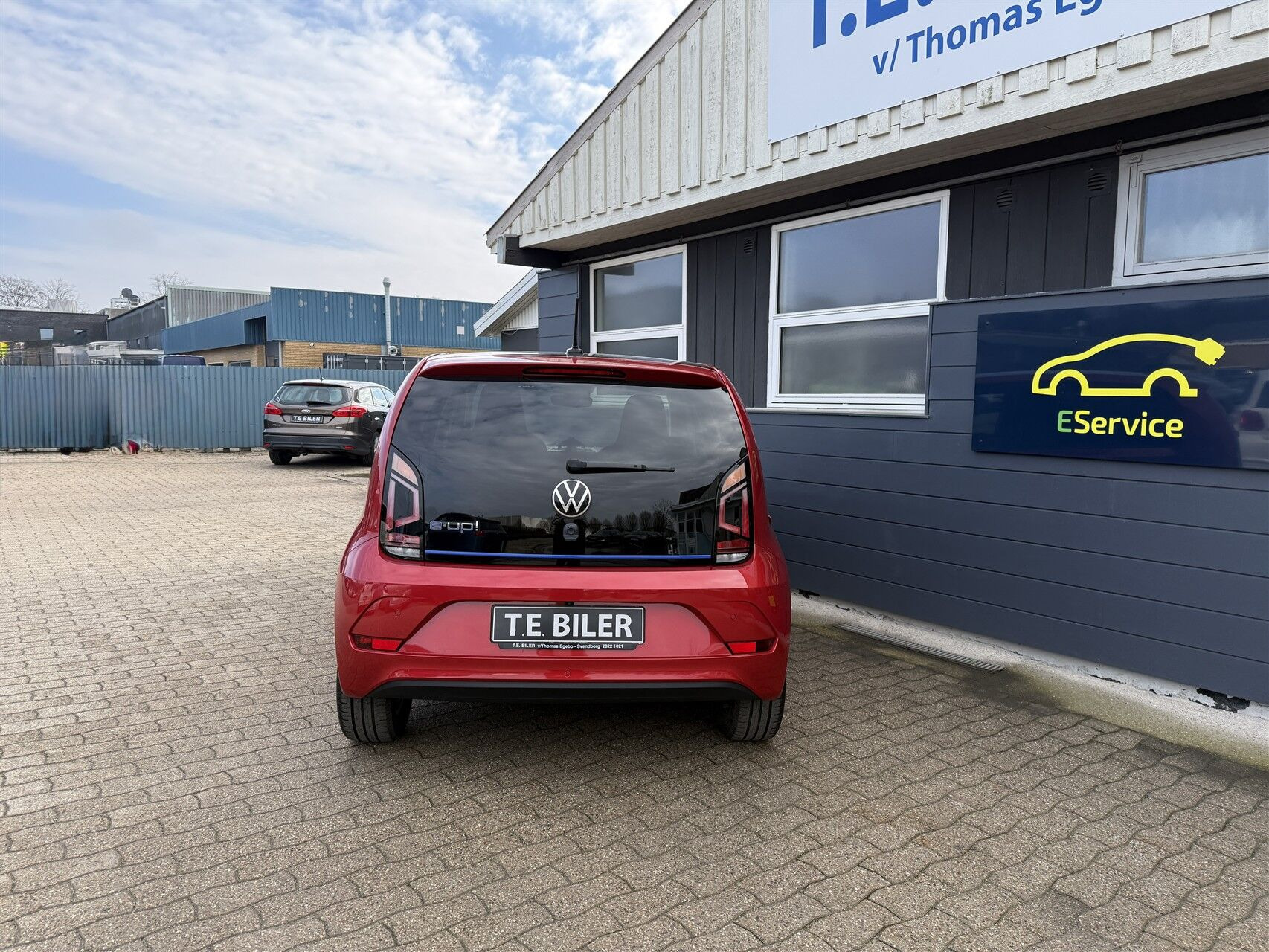 Rød VW e-up fra 2023 set udefra