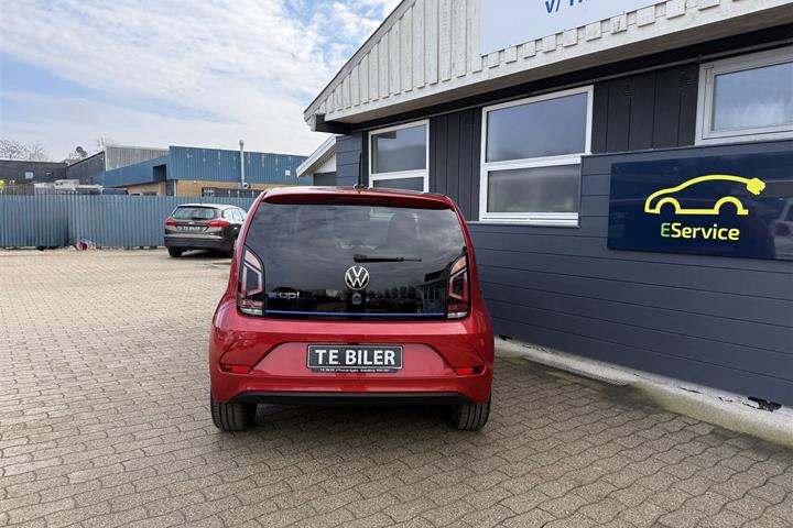 Rød VW e-up fra 2023 set udefra