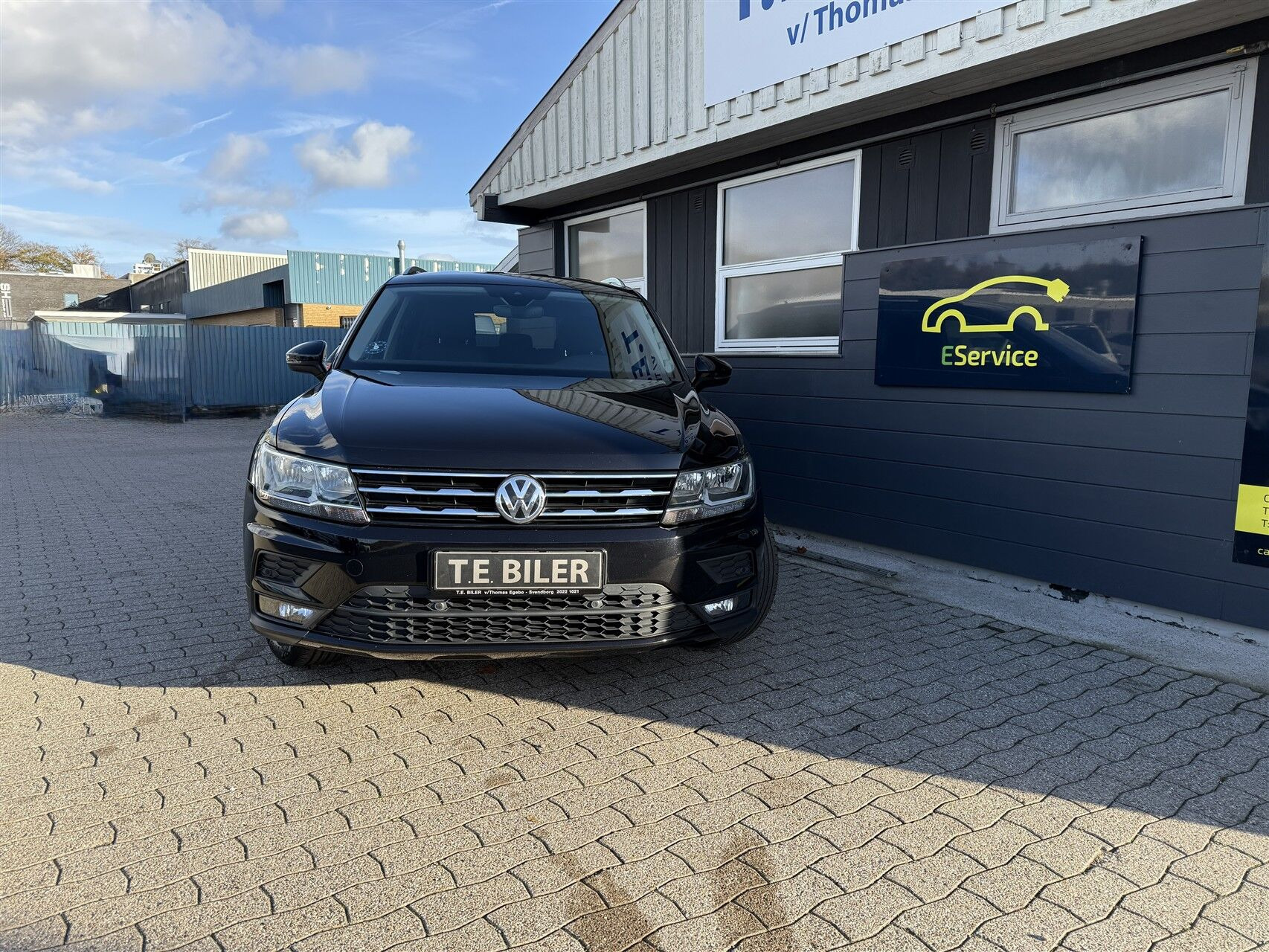 Sort VW Tiguan Allspace fra 2017 set udefra