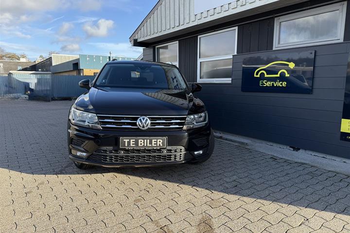 Sort VW Tiguan Allspace fra 2017 set udefra