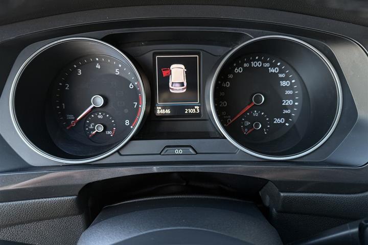 Sort VW Tiguan Allspace fra 2017 set indefra