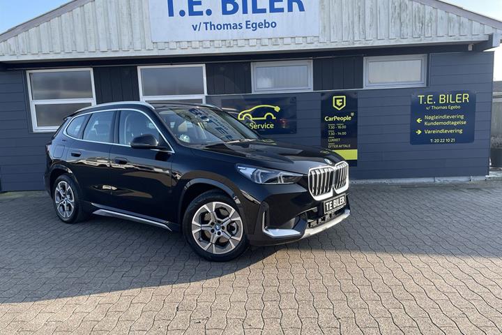 Sort BMW iX1 fra 2023 set udefra