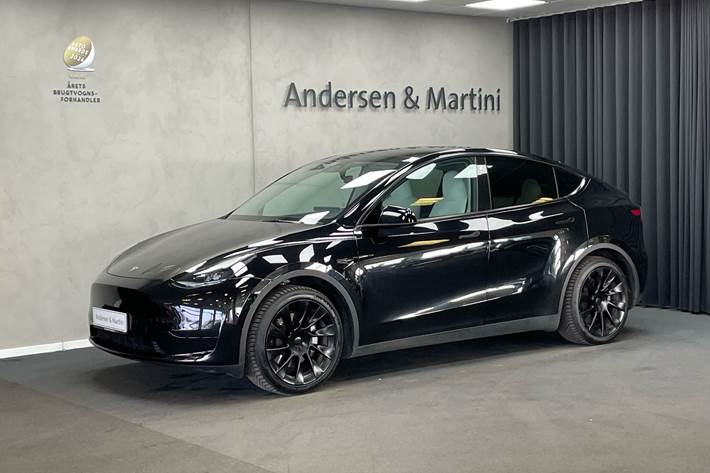 Sort Tesla Model Y fra 2022 set udefra