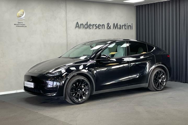 Sort Tesla Model Y fra 2022 set udefra
