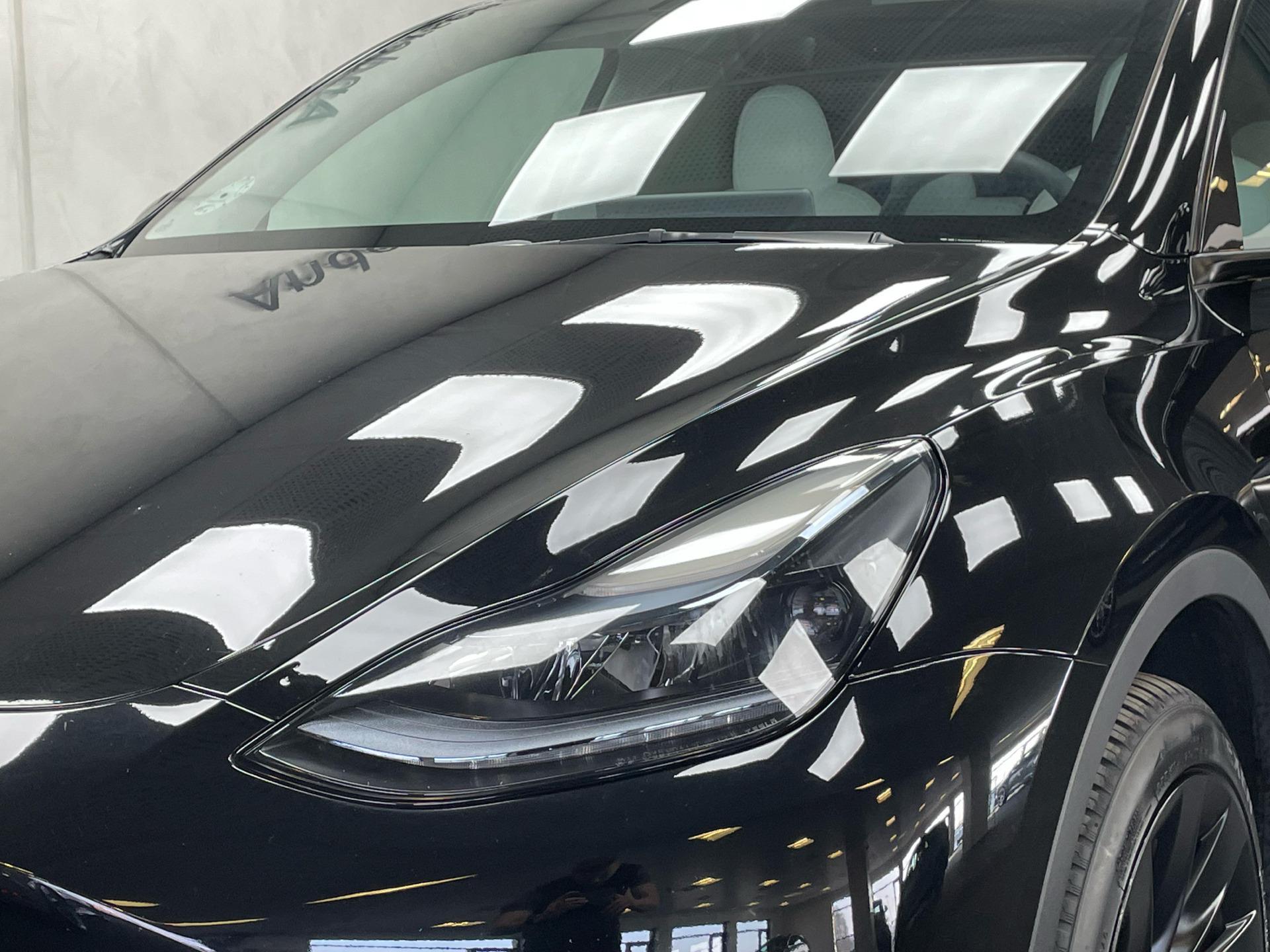Sort Tesla Model Y fra 2022 set udefra