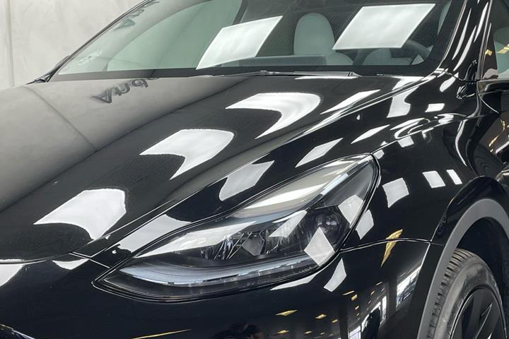 Sort Tesla Model Y fra 2022 set udefra