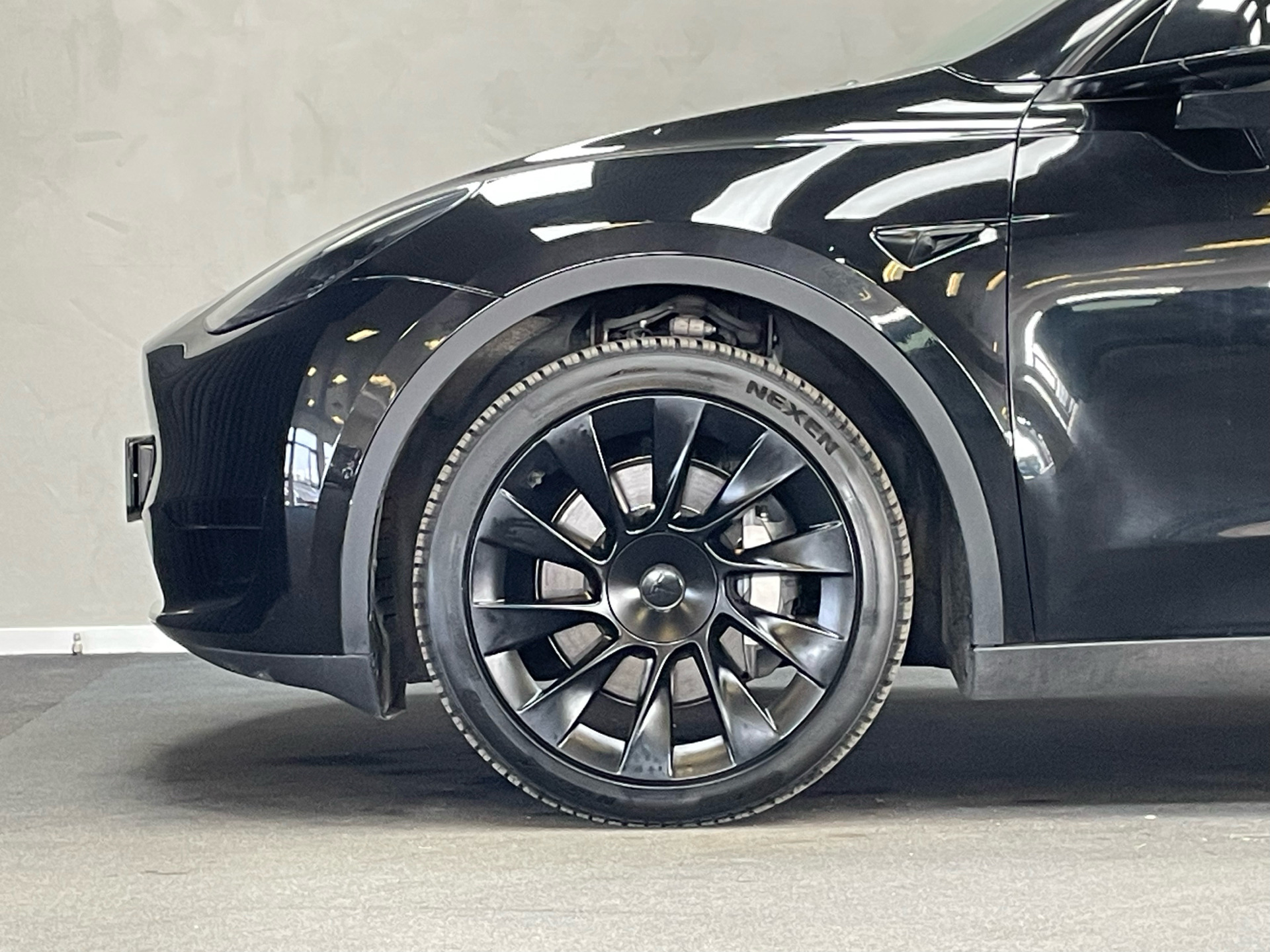 Sort Tesla Model Y fra 2022