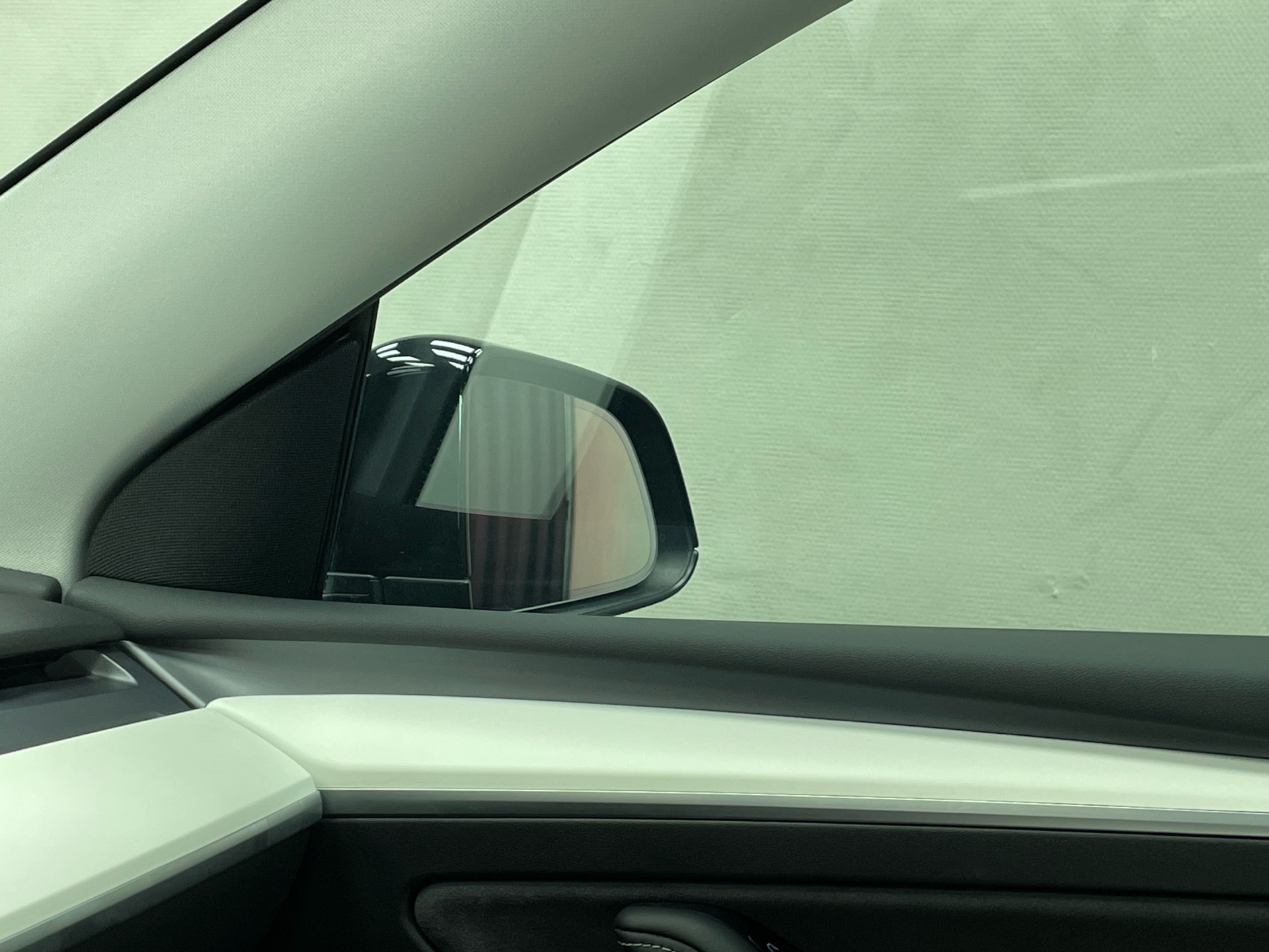 Sort Tesla Model Y fra 2022 set udefra