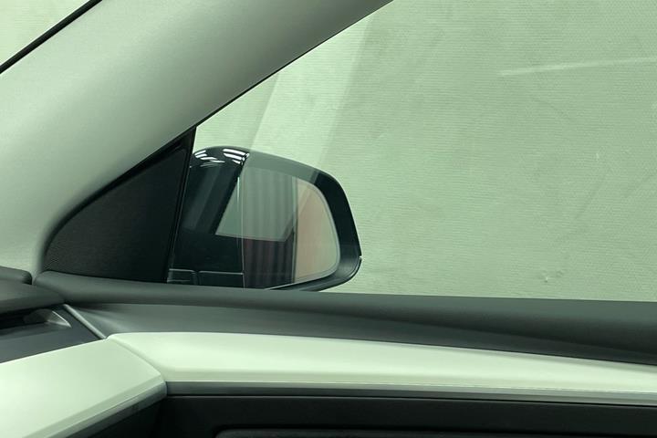Sort Tesla Model Y fra 2022 set udefra