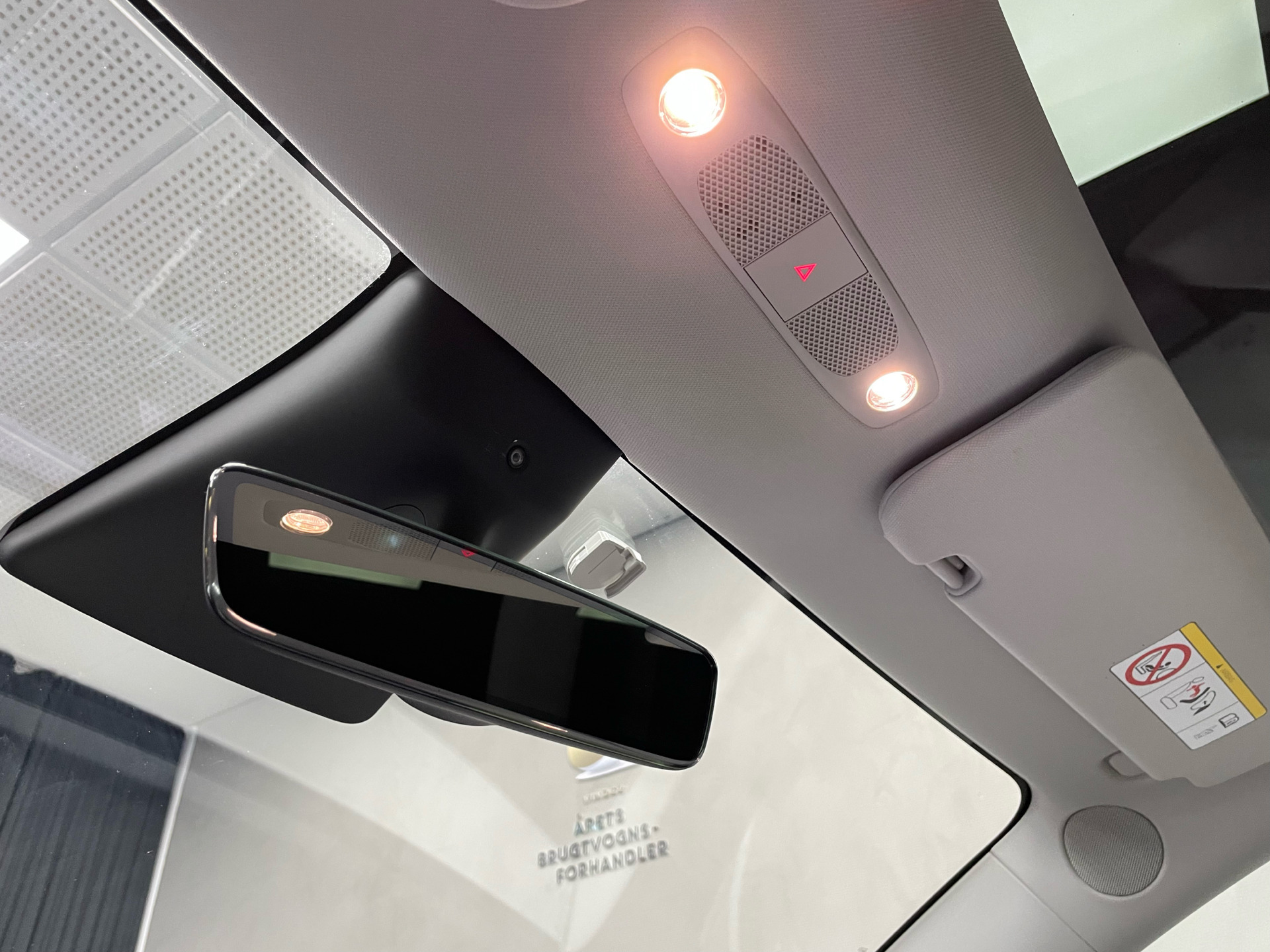 Sort Tesla Model Y fra 2022 set indefra