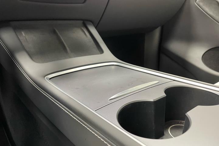 Sort Tesla Model Y fra 2022 set indefra